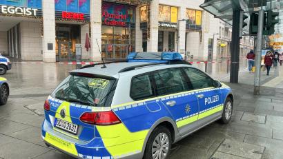 Bild: Jörg Schurig
Die Polizei hat die Altmarktgalerie in Dresden nach einer Geiselnahme abgesperrt.