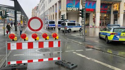 Bild: Jörg Schurig
Ein Mann soll in Dresden zunächst seine Mutter getötet haben. Anschließend nahm er in einem Einkaufszentrum Geiseln.