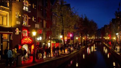 Bild: Koen Van Weel/epa/dpa
Der Rotlichtbezirk De Wallen in Amsterdam.