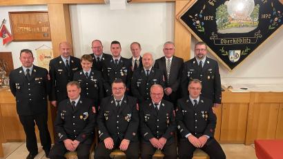 Bild: Norbert Friedl/exb
Bei der Feuerwehr Oberköblitz wurden eine ganze Reihe von Mitgliedern geehrt: (sitzend von links) Gerhard Lang, Karl Kraus, Albert Schweiger, Emmeram Hölzl
sowie (stehend, von links) zweiter Kommandant Peter Bodensteiner, Kreisbrandrat Christian Demleitner, Sabine Franke, Kreisbrandinspektor Helmut Schatz, Kai Jäger, Bürgermeister Konrad Kiener, Jürgen Fiedler, stellvertretender Landrat Richard Tischler und Kommandant Thomas Schwarz