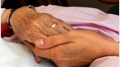 Symbolbild: Norbert Försterling/dpa
Menschen bei schwerer Krankheit, im hohen Alter und beim Sterben zu begleiten, ist eine erfüllende Aufgabe. Die Hospiz-Initiative Fichtelgebirge bietet wieder einen Kurs, der in die Hospiz- und Palliativ-Arbeit einführt.