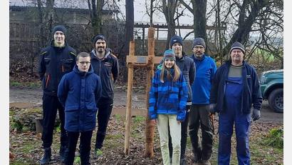 Bild: u
Auf Anregung von Ortssprecher Josef Biehler pflanzten die Mitglieder der Jugendfeuerwehr Krondorf-Burgstall auf dem Vorplatz ihres Feuerwehrhauses als kleinen Beitrag zum Klimaschutz eine Winterlinde. Von links: Fabian Müller, Tobias Scharl, Jugendwart Stefan Dotzler, Maria Dotzler, Josef Dotzler, Ortssprecher Josef Biehler und Josef Winkler.