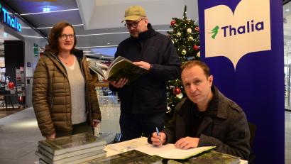 Bild: Kunz
Jürgen Schuller (rechts) signiert in einer Weidener Buchhandlung die Neuauflage seines Werks "Faszinierende Bäume in der Oberpfalz".