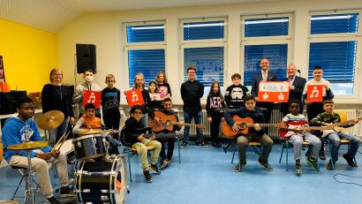 Bild: Nadine Knan/exb
Die Dreifaltigkeits-Mittelschule erweitert ihr künstlerisches Spektrum um das Fach Musik. Über die finanzielle Unterstützung durch die Sparkasse Amberg-Sulzbach freuen sich die Schüler.