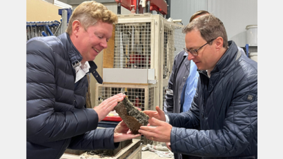 Bild: Fa. Godelmann/exb
Martin Huber (rechts) lässt sich von Bernd Godelmann die Produktion des "Klimasteins" erklären.