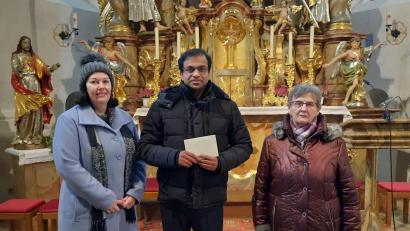 Bild: soj
Kassiererin Petra Ritter (von links), Pater Anish George und Christa Schiener bei der Spendenübergabe.