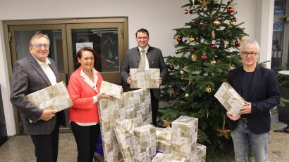 Bild: Hans Prechtl/exb
Heiner Sauren und Marianne Wolf überreichten an Landrat Thomas Ebeling und Jugendamtsleiter Martin Rothut 50 Weihnachtsgeschenke, die in den nächsten Tagen an Kinder verteilt werden, die vom Jugendamt betreut werden (von li).