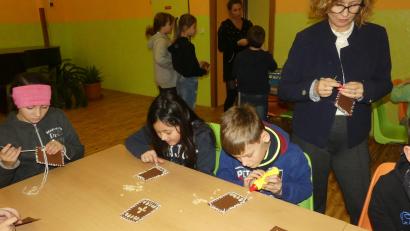 Bild: rn
Eschenbacher Schüler bastelte beim Besuch der Partnerschule im Nachbarland Lebkuchen. Lenka Uschold gibt Anleitungen.