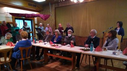 Bild: mma
Hannelore Schuster (rechts) dankte herzlich den Hahnbacher Sängern und den Musikanten für ihre stimmungsvolle Begleitung der Adventfeier des Kneippvereins.