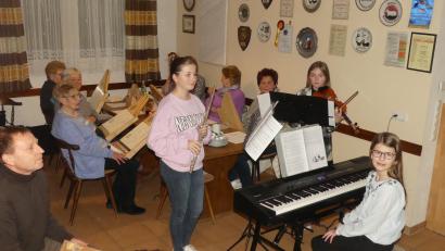 Bild: rn
Veeh-Harfengruppe und Instrumentalistinnen der Musikschule setzten bei der Adventsfeier der Eschenbacher Senioren Akzente.