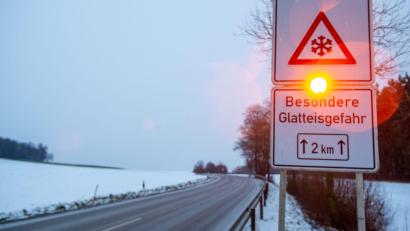 Bild: Stefan Puchner/dpa/Symbolbild
Ein Straßenschild warnt mit einer Blinkleuchte vor Glatteis.
