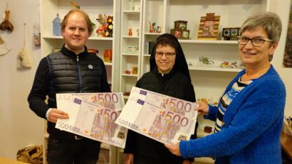 Bild: Susanne Albang/exb
Marianne Zeiser (rechts) und Stadtpfarrer Stefan Wagner (links) übergeben die Spende an Sr. Christine Gindhart (Mitte).