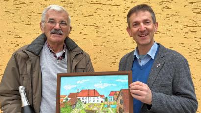 Bild: Sonja Scharl/exb
Wolfgang Christoph (links) zusammen mit Bürgermeister Albert Geitner mit dem Bild des Alten Schlosses. In dessen Saal wuchs Christoph zusammen mit seinem Bruder auf, später im Elternhaus am Prachtelhölzl.