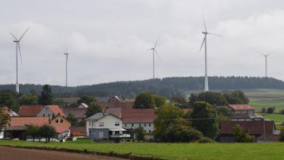 Bild: bnr
Der Bau von Windkraftanlagen, wie hier der Windpark Pamsendorf, wird zwar von Vielen als notwendig erachtet. Doch so richtig glücklich damit sind nur Wenige.