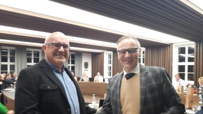 Bild: pz
Die Urkunde des Innenministers für langjährige engagierte Arbeit im Stadtrat überreichte Bürgermeister Bernd Sommer stellvertretend für Joachim Herrmann an Freien Wähler Bernhard Lux (links).