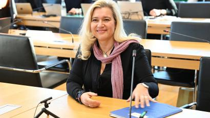 Bild: Angelika Warmuth/dpa
Die frühere bayerische Gesundheits- und jetzige Europaministerin Melanie Huml (CSU) sitzt als Zeugin vor dem Masken-Untersuchungsausschuss im Bayerischen Landtag.