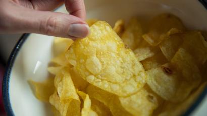 Symbolbild: Daniel Karmann/dpa
3,5 Tonnen Chips hat ein Unbekannter in einem Lager in Dachau eingelagert. Seitdem ist der Besitzer verschwunden.