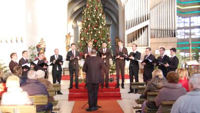 Archivbild: Peter Kick/exb
Die ehemaligen Regensburger Domspatzen des berühmten Hubert Velten Ensembles singen am 19. Dezember unter der Leitung des Rodinger Stadtpfarrers Holger Kruschina wieder in Gebenbach.