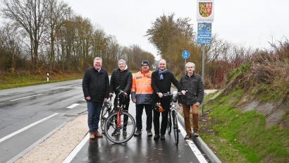 Bild: Susanne Schwab
Bei der Freigabe des neuen Radwegs im Nieselregen waren (von links) Oberbürgermeister Michael Cerny, Roman Kick, Siegfried Däs, Ulrich Schaller und Rainer Rubenbauer mit dabei.