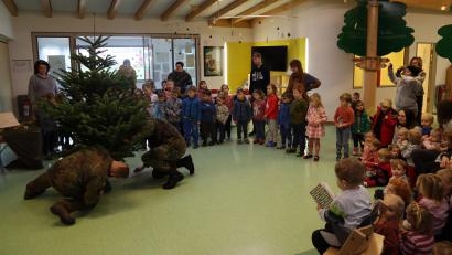 Bild: Bundeswehr/exb
Der Große Moment: Die Soldaten beim Auspacken des Christbaums im Kindergarten St. Martin.