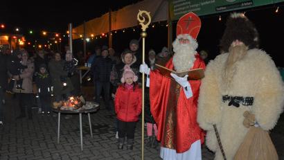 Bild: jr
Ganz schön was los war am Freitagabend beim Zipfelmützenzauber auf dem Sportgelände des SV Mitterteich. Die Veranstaltung des Fördervereins war eine Premiere und soll in Zukunft jedes Jahr stattfinden. Höhepunkt war der Besuch des Nikolaus, der jeweils eine grün-weiße Zipfelmütze für die kleinen Besucher mit dabei hatte.