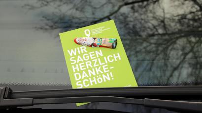 Bild: Julia Rösch/ZV KVS Oberpfalz
Mit einem kleinen Dankeschön an der Windschutzscheibe werden Richtigparker auch im Landkreis Neustadt/WN belohnt.