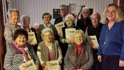 Bild: Marianne Scheffler/AWO/exb
Geehrt für 15 Jahre Mitgliedschaft wurden: (sitzend, von links) Helga Schneider, Maria Chudy sowie (stehend, von links) Inge Hußlein, Anny Haydn, Inge Gleißner, Renate Gleißner und Gerhard König. Es gratulierten (vorne, von rechts) Geschäftsführerin Heike Laube und Vorsitzende Marianne Scheffler sowie (hinten, von rechts)Kreisvorsitzender Edwin Ulrich und Bürgermeister Franz Stahl.