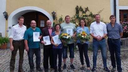 Bild: Martin Zimmermann/exb
Braumeister Franz Vogl (links) ehrte zusammen mit seinem Bruder Peter (rechts) und Christian Meyer (Zweiter von rechts) langjährige Mitarbeiter der Fuchsberger Schlossbrauerei. Im Bild (von links): Hans Hummer, Thomas Wilhelm, Regina Roth, Vladimir Keco und Barbara Grillmeier.