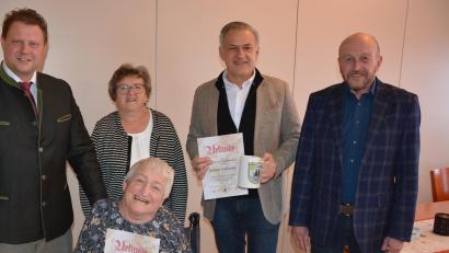 Bild: jr
Ehrungen standen bei der Weihnachtsfeier der Wanderfreunde Mitterteich auf der Tagesordnung. Angela Wildenauer (sitzend) gehört 20 Jahre den Wanderfreunden an, Roland Grillmeier (Zweiter von rechts) seit 15 Jahren. Dazu gratulierten (von links) Bürgermeister Stefan Grillmeier, Vorsitzende Andrea Zinnecker und Peter Haibach (rechts).
