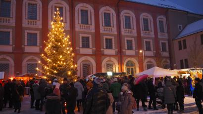 Bild: krb
Der Weihnachtsmarkt der Neustädter Vereine ist bestens besucht.