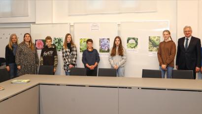 Bild: njn
Rektorin Sabine Graser (von links) und Fachlehrerin Eva Gleißner mit den jungen Künstlern Julian Grundler, Lena Faltermeier, Jannik Lika, Mara Helmer und Marie Gruber zusammen mit Bürgermeister Johannes Reger.