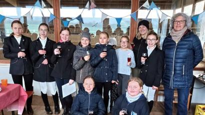 Bild: whü
Richterin Doris Feihe (rechts) konnte neun Nachwuchsreiterinnen das Reitabzeichen in drei Leistungsstufen überreichen.