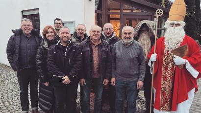 Bild: Julia Biebl/exb
Von links nach rechts: Jochen und Klaudia Schmidt (links) ehren Matthias Bauer, Marcel Krahmer, Richard Grundler, Johann Fischer, Harald Scheck und Albert Stangl.