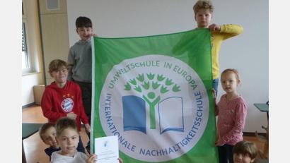 Bild: amö
Die Klassensprecher präsentieren stolz Banner und Urkunde.