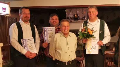 Bild: Herbert Scharl/exb 
Die Blaskapelle Ensdorf ehrt langjährige Mitglieder (von links): Michael Geck, Stefan Zapf, Vorsitzender Hans Geck und Dirigent Hubert Haller.