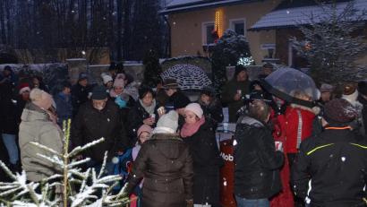 Bild: ak
Leichter Schneefall begleitete die Dorfweihnacht der Oberbrucker, die sich dazu vor der Kapelle versammelt hatten.
