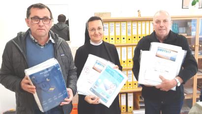 Bild: jzk
Bernd Krannich (links) und Richard Pscherer übergaben bei einem Besuch im vergangenen April Inkontinenz-Bettauflagen an die Leiterin des Behindertenheims in Mostar.