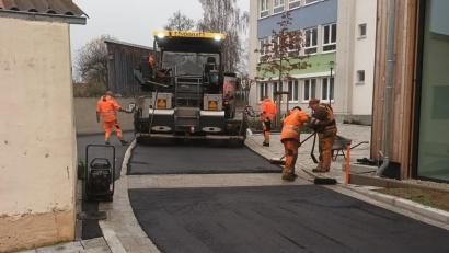 Bild: bkr
Der Kirchsteig hat seine Feinschicht erhalten und der Vorplatz zum Bürgerhaus ist nun ohne Stolperstellen erreichbar.