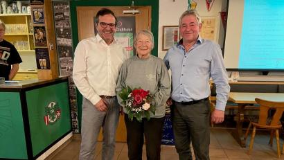 Bild: exb
Die Vorstandsmitglied Stefan Badura (links) und Peter Haller zeichnen das Ehrenmitglied Anna Weigl aus.