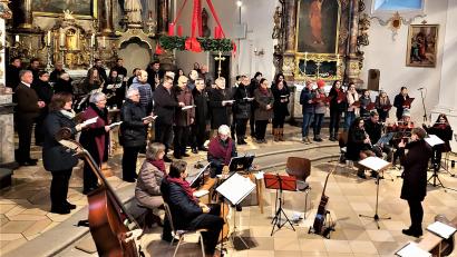 Bild: lg
Die Bläsergruppe der Stadtkapelle, der Kirchenchor, das Quintett "Allerhand Saiten" und der Chor "Pusteblume" bescherten ein Konzert mit leisen Tönen, aber auch mit Beiträgen von raumfüllender Klanggewalt.