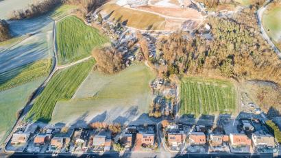 Bild: Thilo Hierstetter
Das neue Baugebiet „Katzenberg Nord“ soll direkt oberhalb der Sauerzapfstraße (hier unten im Bild) entstehen. Es wäre links durch die Straße Schießstätte angebunden sowie durch den Etzmannshofer Weg (in der Mitte). Dieser Schotterweg führt an der Streuobstwiese – die geschützt werden soll – zur Kleingartenanlage. Ob die Bäume oben rechts teils gerodet werden müssen, ist noch offen.