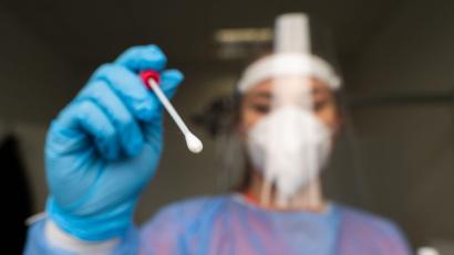 Symbolbild: Julian Stratenschulte/dpa
Im Vergleich zur Vorwoche gab es im Landkreis Neustadt/WN zwischen dem 6. und 12. Dezember 25 durch PCR-Tests bestätigte Coronafälle mehr.