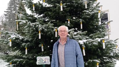 Bild: fpoz
Josef Nachbar vor seinem besonderen Weihnachtsbaum.