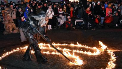 Bild: Stephan Huber
Die Oberpfälzer Schlossteufel malten Zeichen des Feuers auf den Amberger Marktplatz. Aber eigentlich sind sie ja ganz friedlich unterwegs.