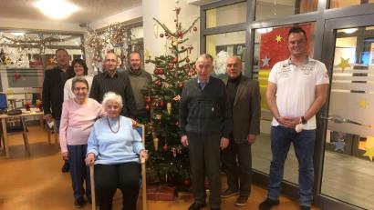 Bild: Rabenbauer/exb
Glückwünsche zum 90. Geburtstag: Im Bild hinten von links Zweiter Bürgermeister Mario Rabenbauer, Pfarrerin Cornelia Kraft, die Neffen Harald und Dieter Schober, Bruder Werner Schober, Seniorenbeauftragter Gerhard Weber und Johannes Großmann vom Senioren-Servicehaus, vorne Ingrid Schober und Jubilarin Irma Reiter.