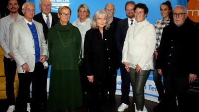 Bild: R. Kreuzer
Der TC Postkeller um den neuen und alten Vorsitzenden Heiko Hauer (Vierter von rechts) ehrt zahlreiche treue Mitglieder. Zudem wird Gernot Schreyer (Fünfter von rechts) zum Ehrenvorsitzenden ernannt.