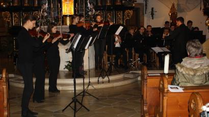 Bild: bjp
Den Schlusspunkt des Musikschul-Adventskonzerts setzten Streicherensemble und Blasorchester unter Leitung des stellvertretenden Schulleiters René Bauer mit Leonard Cohens "Hallelujah".