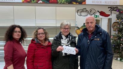 Bild: Ursula Stemmer/exb
Beirätin Diana Hermann (links) und Tafel-Vorsitzender Josef Gebhardt (rechts) freuen sich über die Spende des Frauenbunds St. Elisabeth, die Vorsitzende Christine Hüttner (Zweite von links) und Schatzmeisterin Ursula Stemmer überbringen.