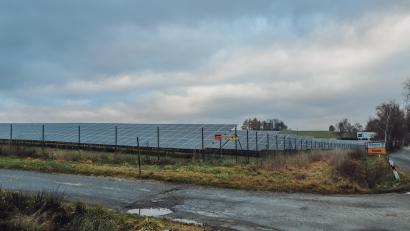 Bild: Susanne Forster
Im Gemeindegebiet Bärnau gibt es bereits einen Freiflächen-Solarpark bei Naab. Dieser wurde vor dem Frühjahr 2021 genehmigt. Im März 2021 schob der Stadtrat weiteren Freiflächen-Photovoltaikanlagen im Gemeindegebiet den Riegel vor. Ein aktueller Antrag forcierte eine Debatte über den damaligen Stadtratsbeschluss.