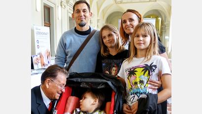 Bild: Fantasiefabrik/exb
Die Österreichische und die Deutsche Wachkoma-Gesellschaft setzten sich beide für den Aufbau der Neuroreha im Land Slowakei ein. So hatte auch die Familie mit dem kleinen vierjährigen Matej (Ertrinkungskind) keinerlei fachärztliche Hilfe. Hier konnte dank Bundesvorsitzendem Armin Nentwig (links) mit der Spezialklinik Vogtareuth vermittelt werden.
